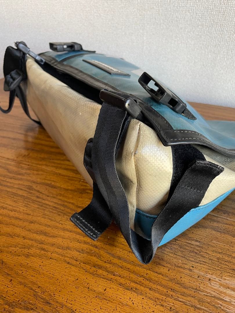 FREITAGメッセンジャーバッグ青（ライトブルー）×白（クリーム）