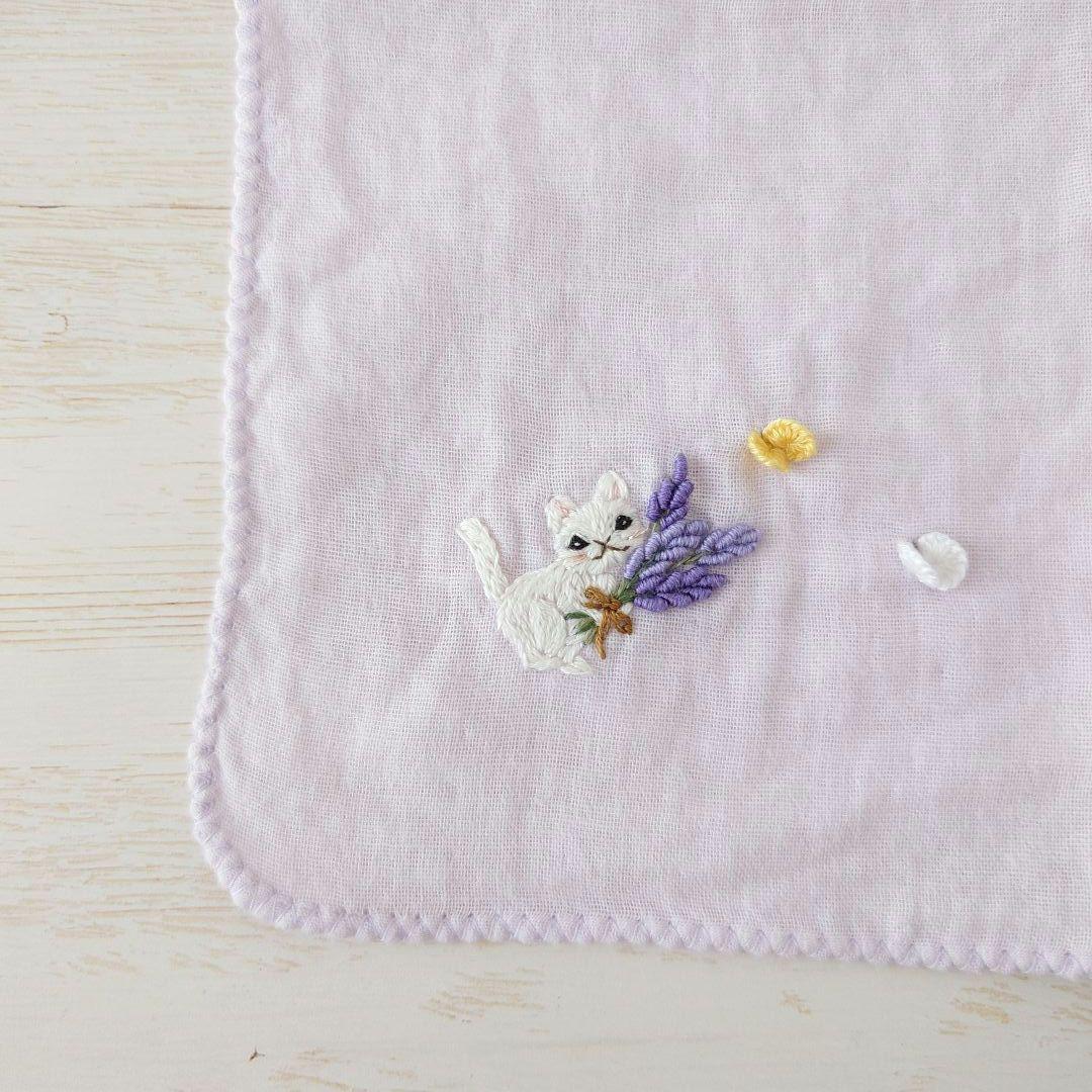 手刺繍入ちっちゃな ガーゼハンカチ【猫とラベンダー】