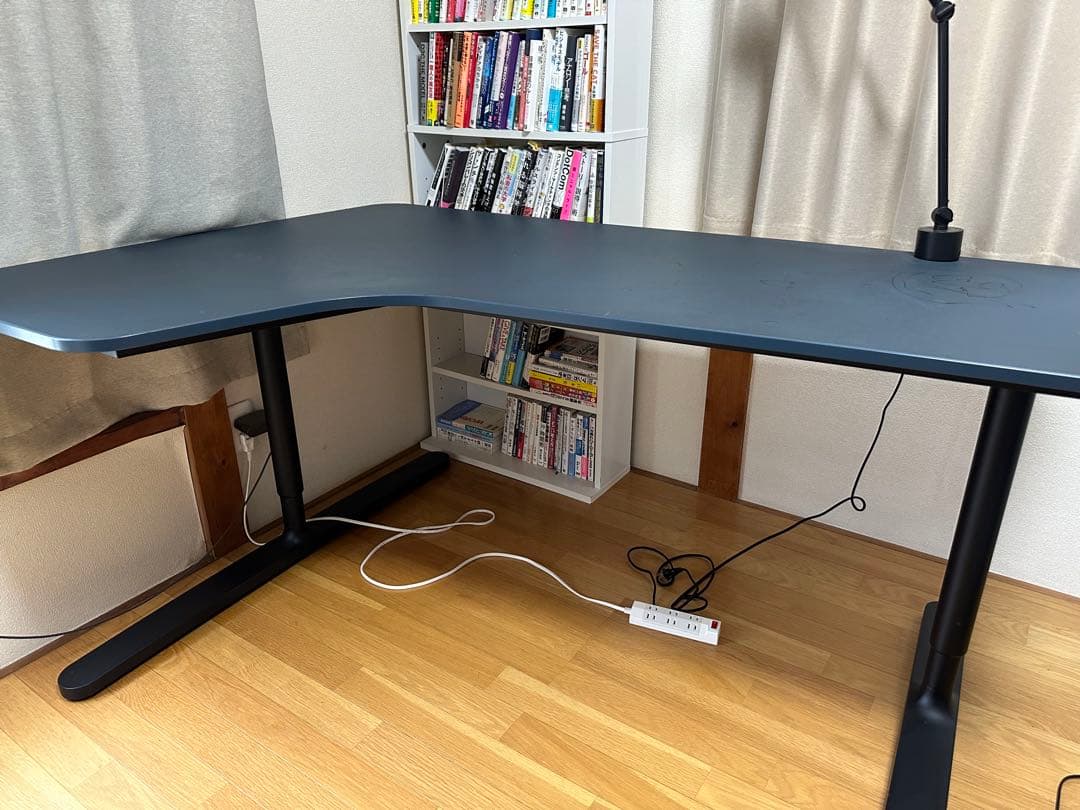 机と椅子とライトの3点セット