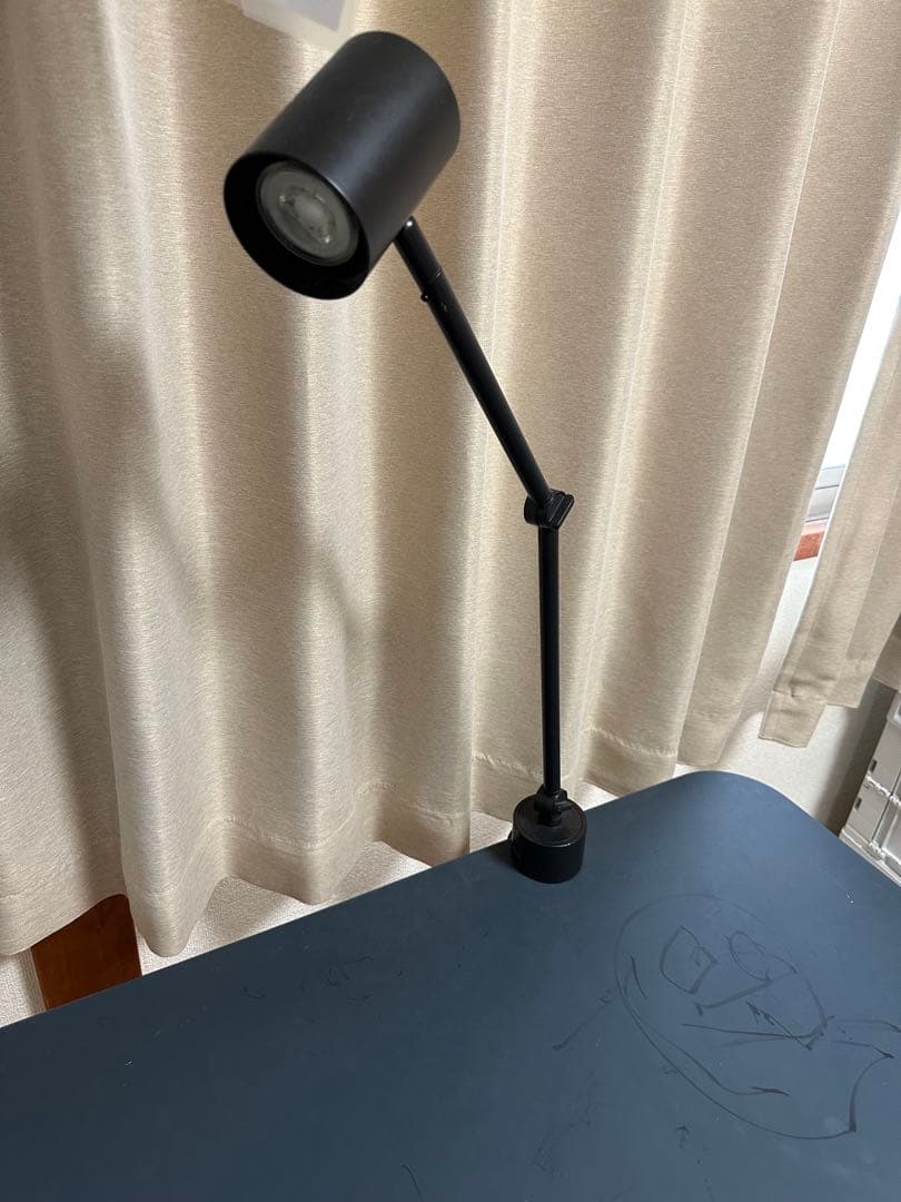 机と椅子とライトの3点セット