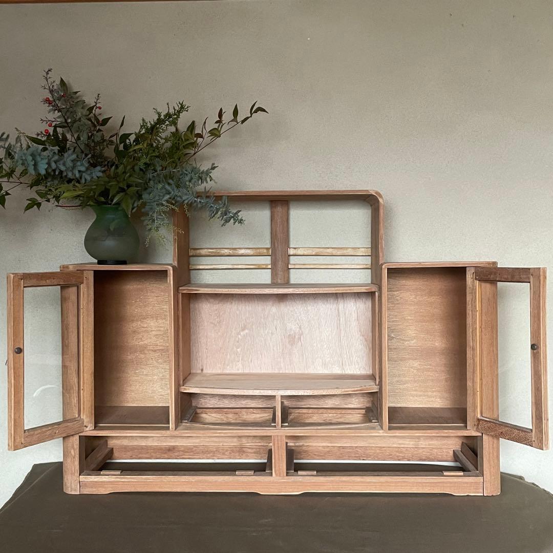 アーチガラスのアンティークキャビネット