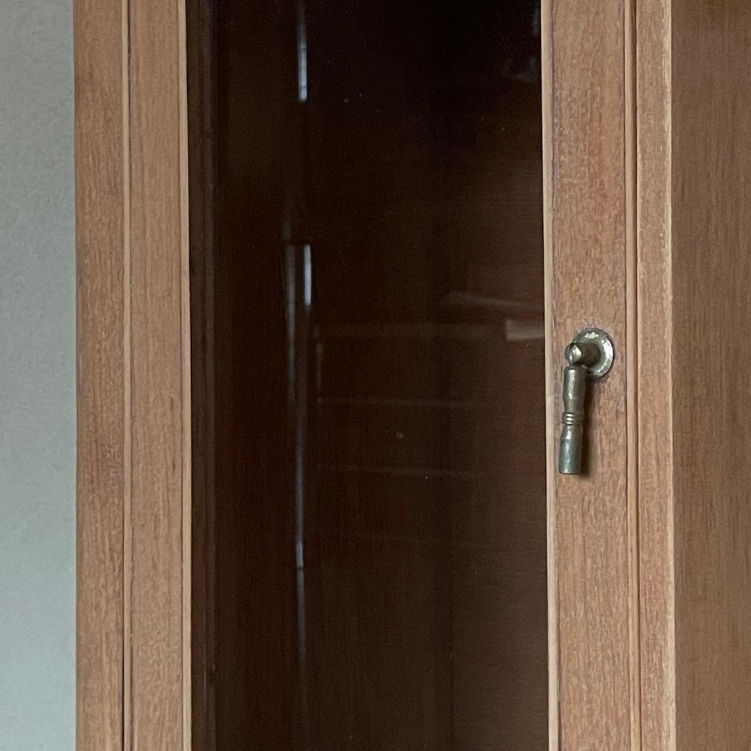 アーチガラスのアンティークキャビネット