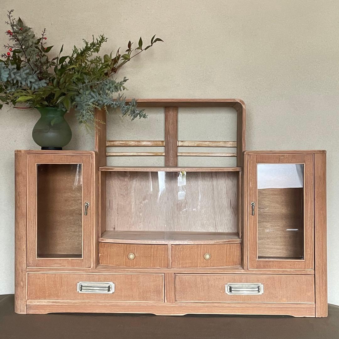 アーチガラスのアンティークキャビネット