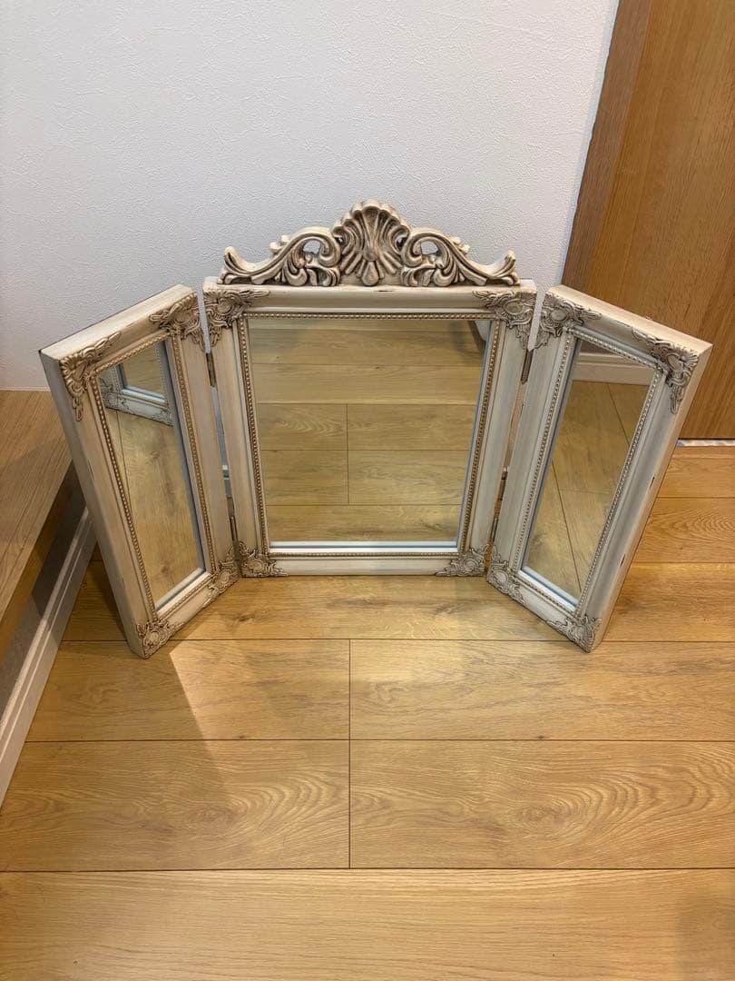 シャビーシック　装飾的な三面鏡 コンパクト