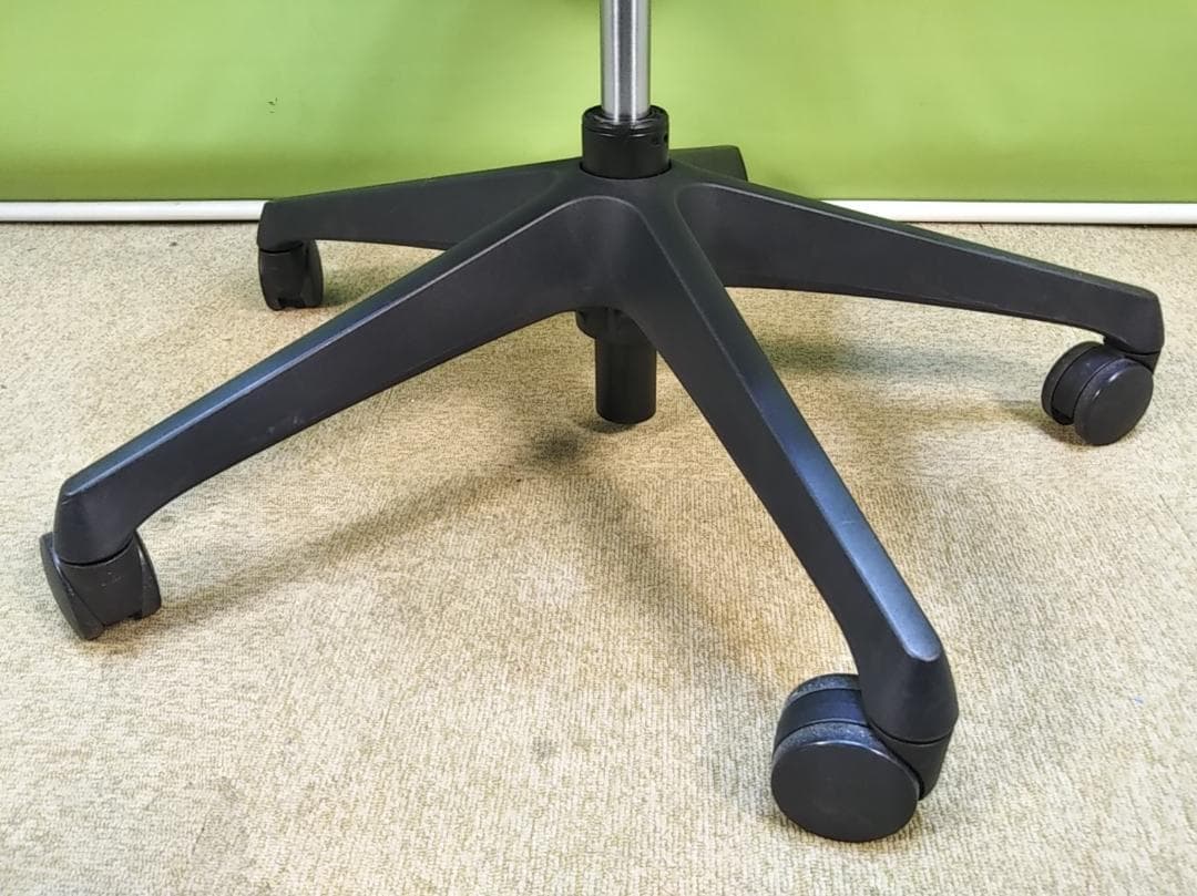 aw　オカムラ　シルフィーチェア　ローバック　固定肘　前傾機能　メッシュ　中古品