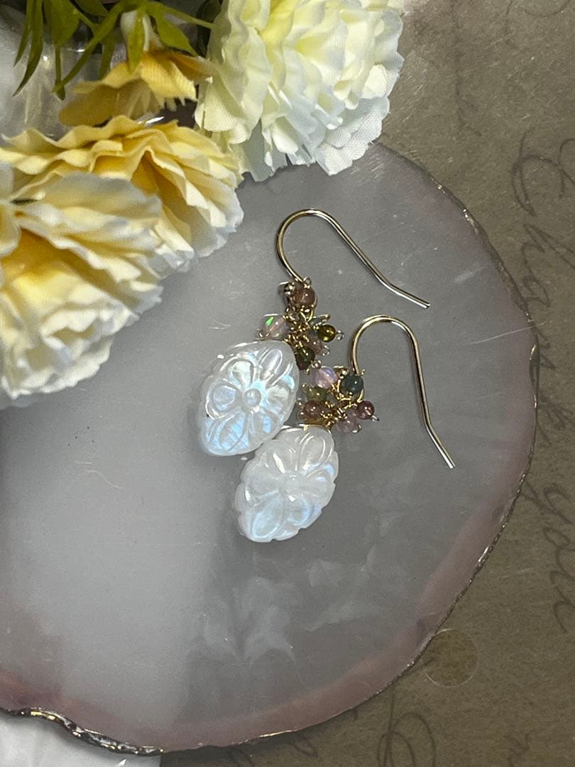 kayaです。シラーが美しいホワイトラブラドライトフラワーカービングピアス