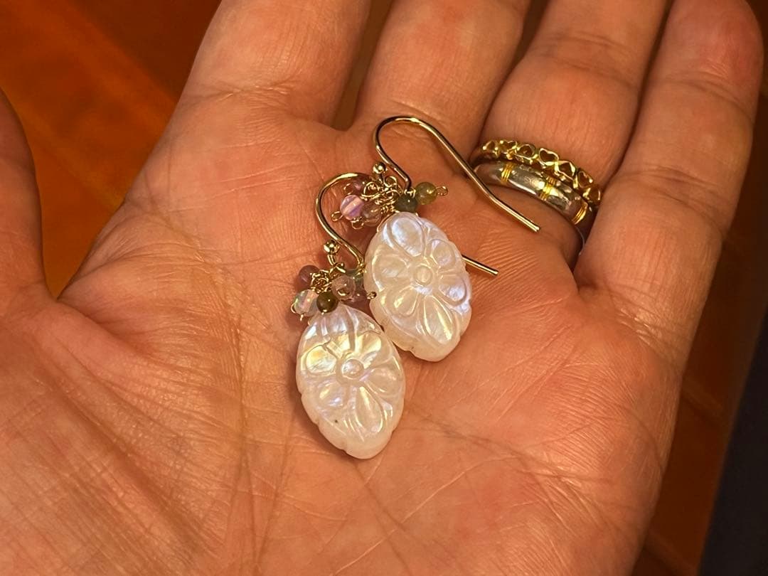 kayaです。シラーが美しいホワイトラブラドライトフラワーカービングピアス