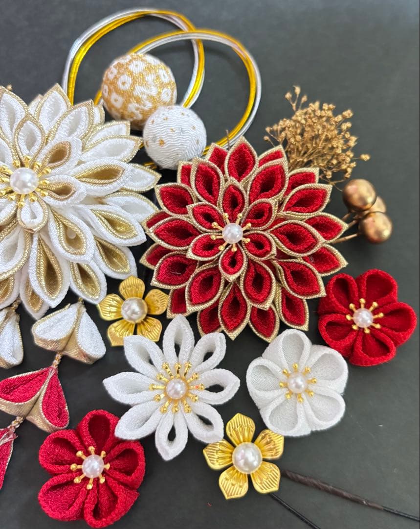 つまみ細工　髪飾り　白　赤(エンジっぽい) ゴールド