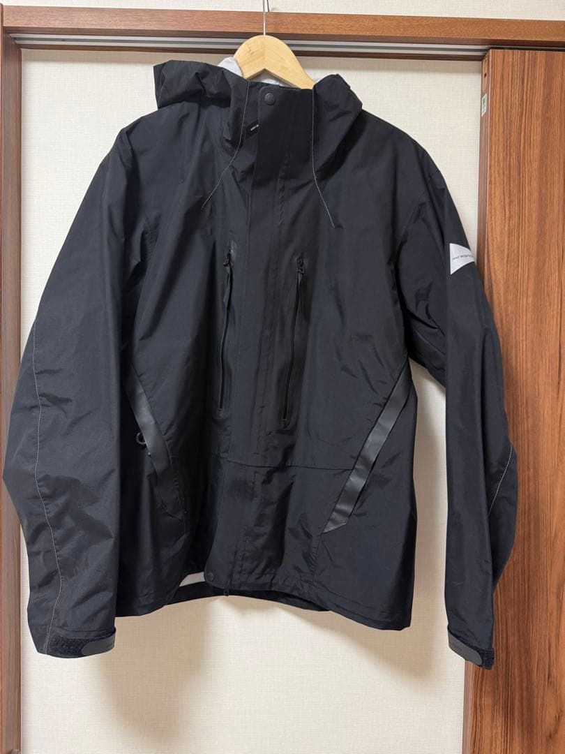 and wanderアンドワンダー 2.5L hiker rain jacket