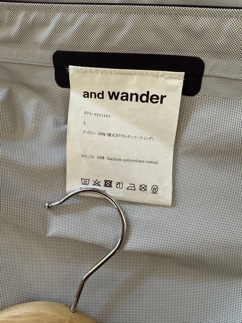 and wanderアンドワンダー 2.5L hiker rain jacket