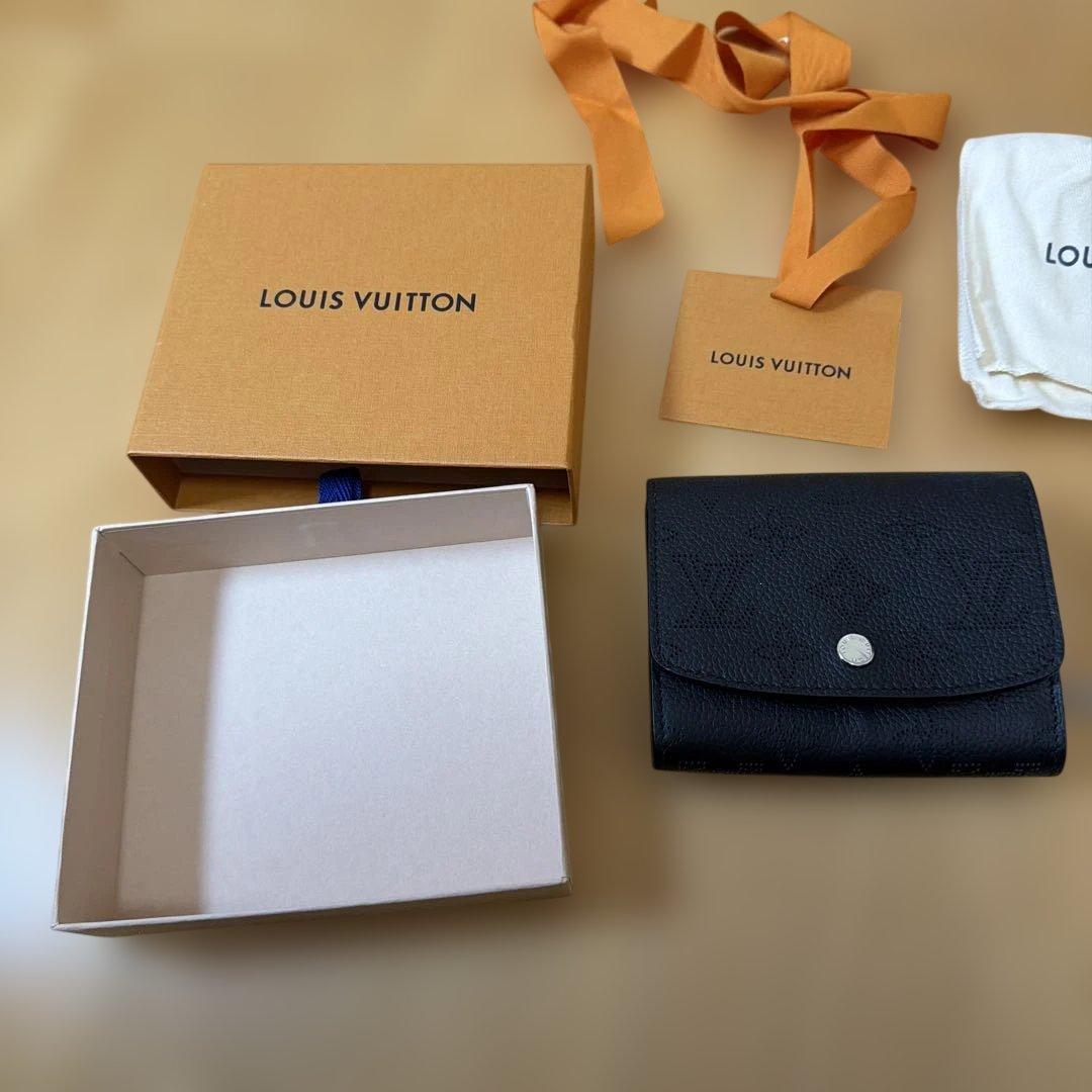 LOUIS VUITTONブラックレザー 二つ折り財布 ロゴ入り