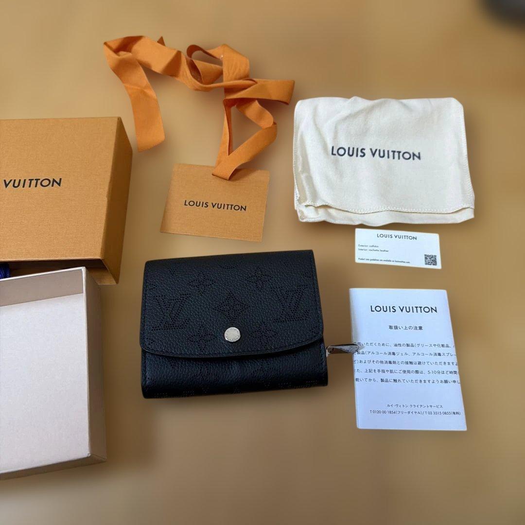 LOUIS VUITTONブラックレザー 二つ折り財布 ロゴ入り