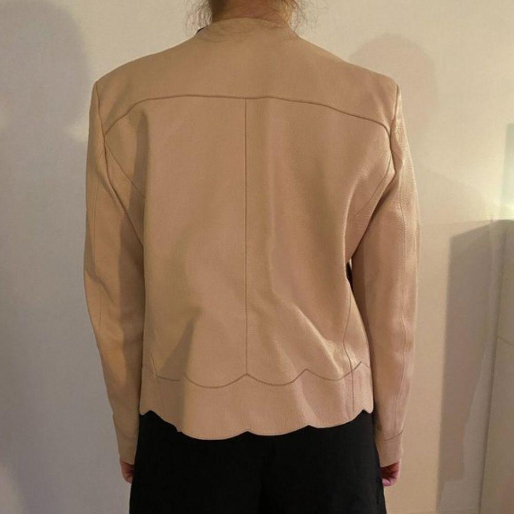 【美品】SANDRO PARIS 羊革 ノーカラー レザージャケット グレージュ