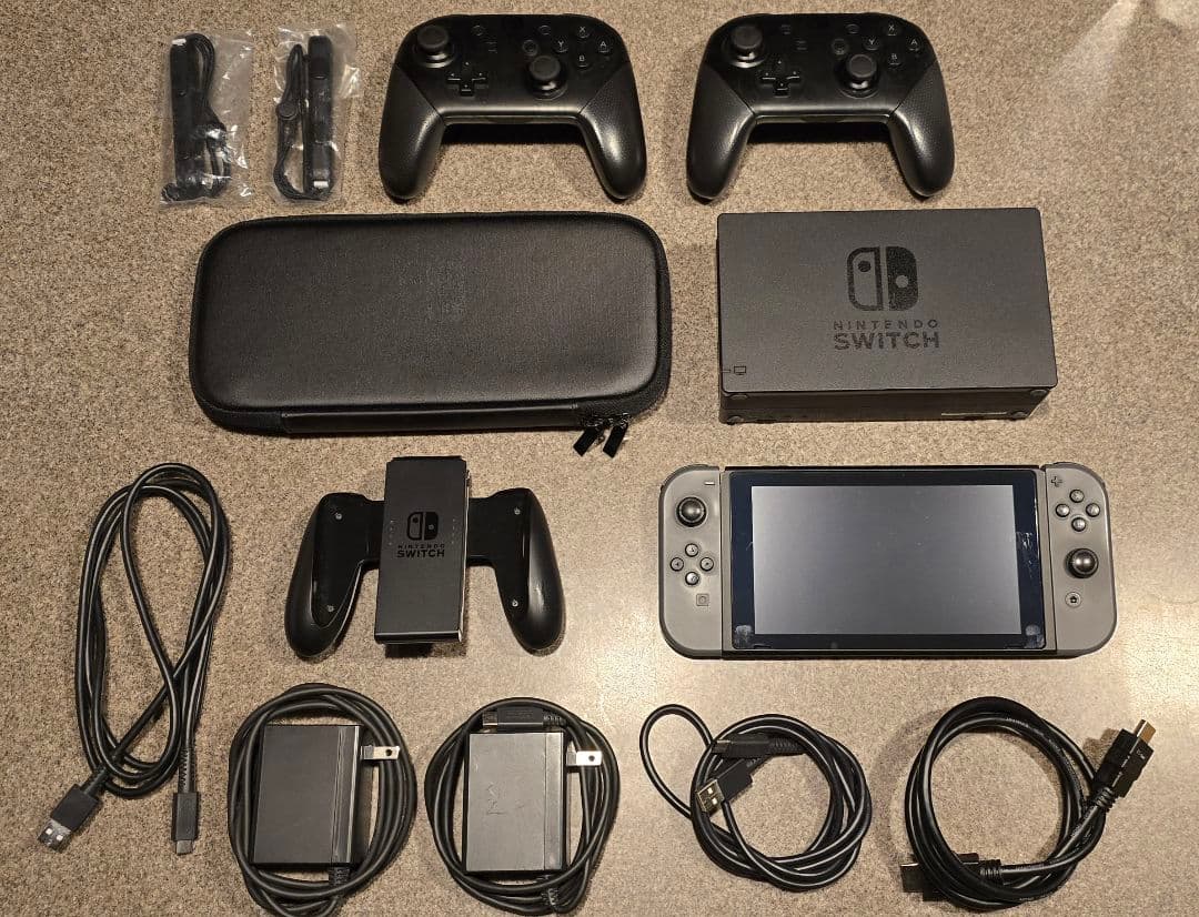 ニンテンドースイッチ本体（付属品完備）、プロコン、収容ケース、他純正アクセサリー