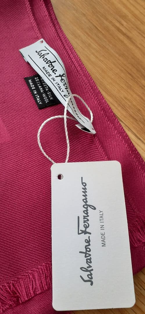 サルヴァトーレフェラガモ　ストール新品ダク付