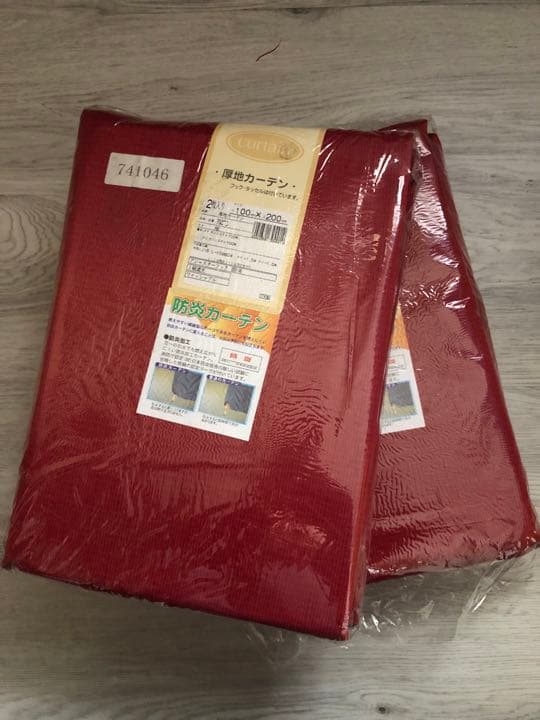 十八日まで！未使用カーテン　　赤　レッド　2個