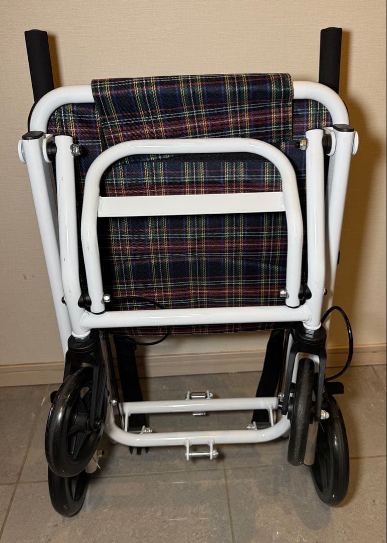 車椅子 介助型 ノーパンクタイヤ 折りたたみ　　超軽量 コンパクト　ホワイト