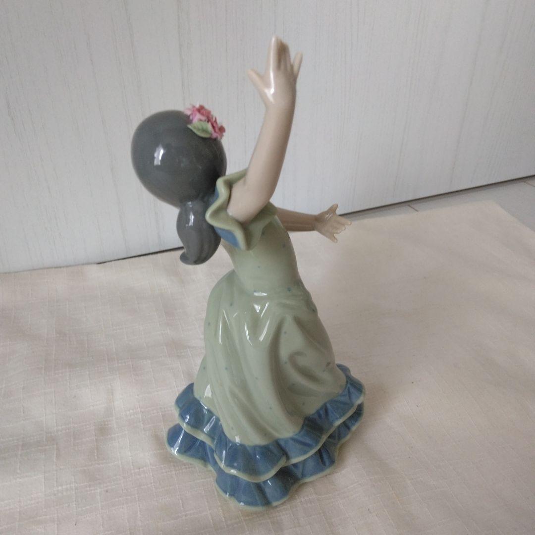 リヤドロ人形　フラメンコを踊る少女の陶器置物　箱入り