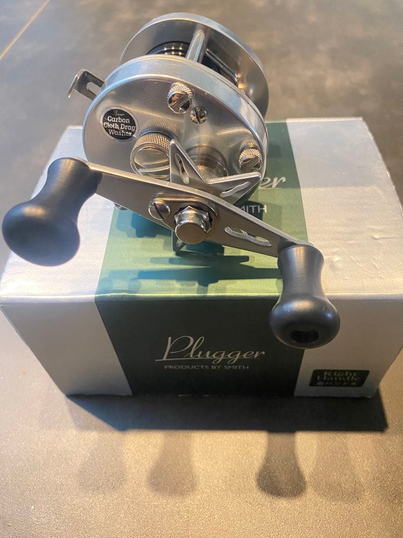 Plugger ベイトリール シルバー