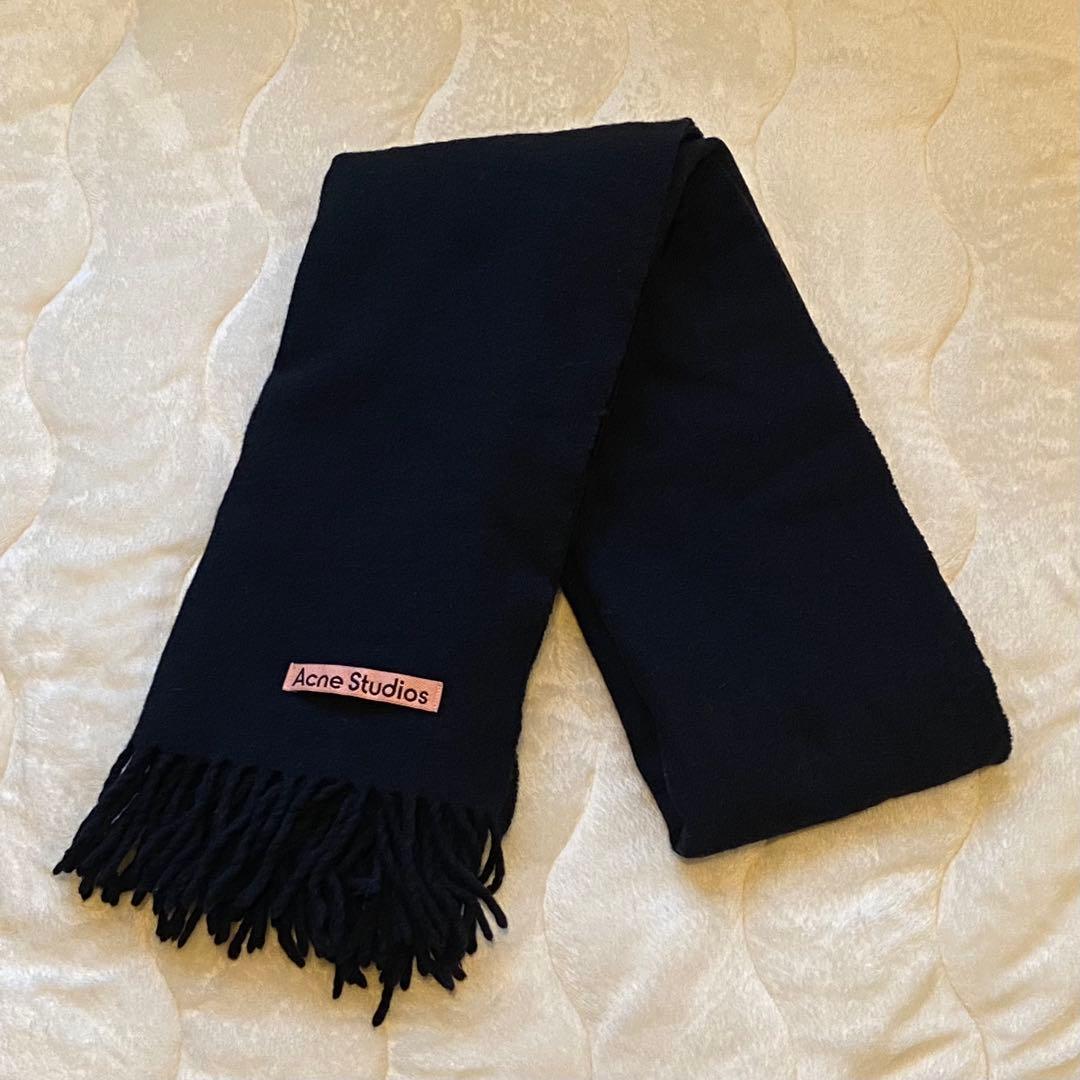 Acne Studios ブラック マフラー フリンジ付き