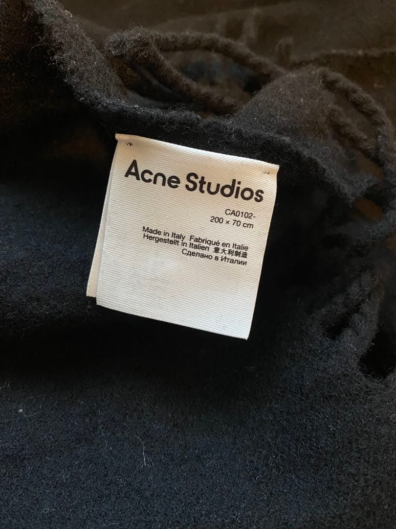 Acne Studios ブラック マフラー フリンジ付き