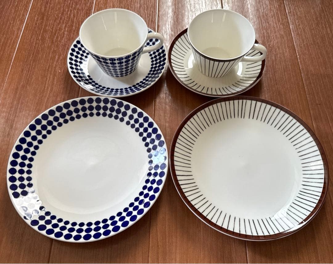 お値下げ⭐️グスタフスベリ　カップ＆ソーサー2客とお皿2枚のセット