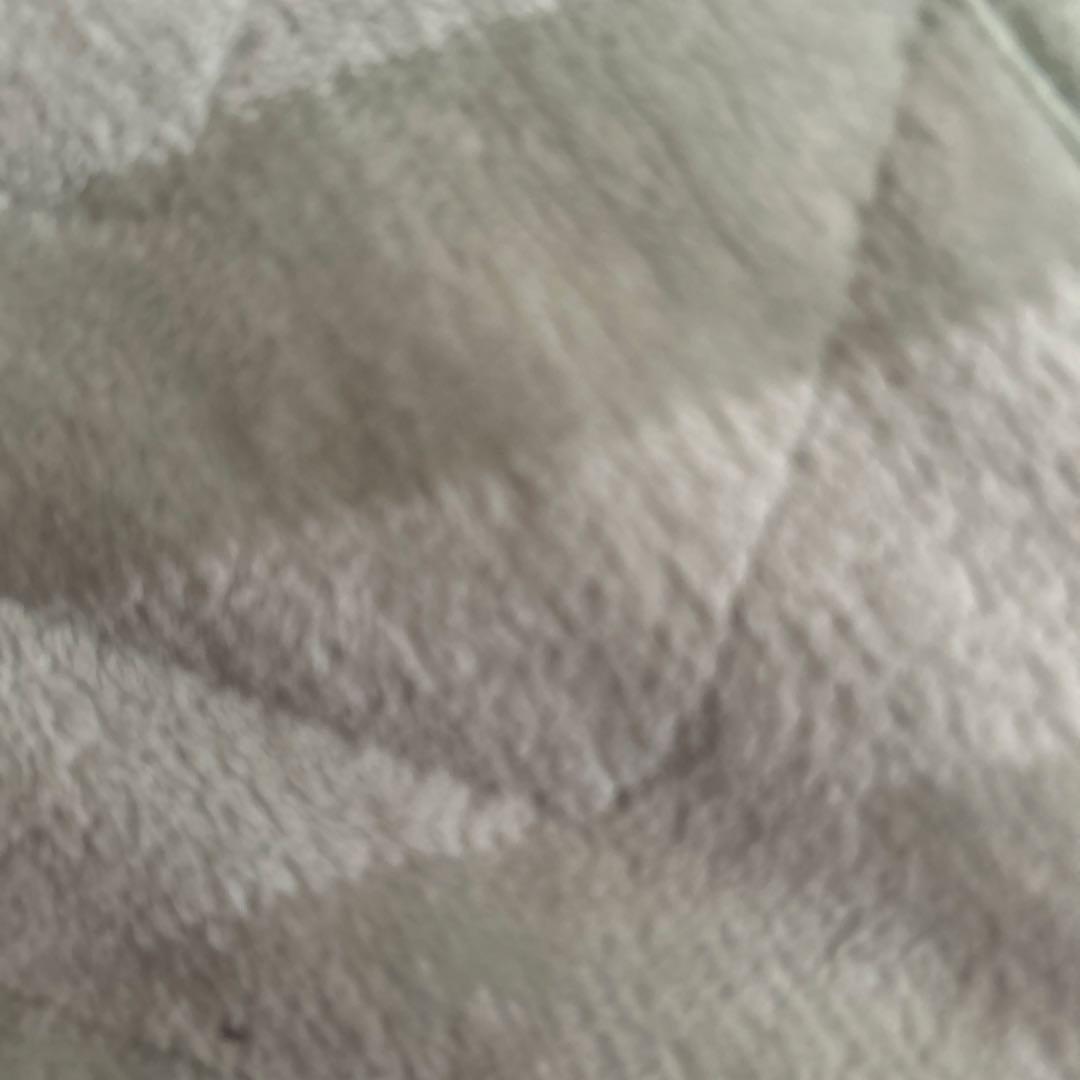 幾何学模様の淡いグレーラグ