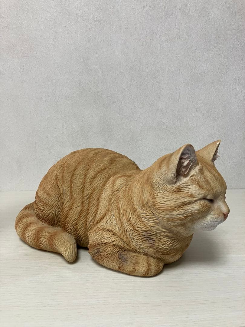 香箱ねこ　茶トラ　レジン製　ガーデンオーナメント