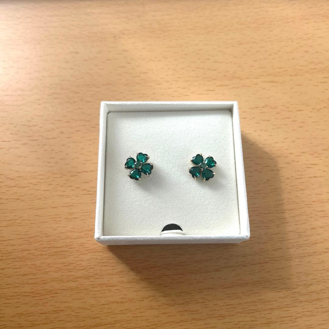 スワロフスキー　ピアス　クローバー　可愛い　キレイ　緑　自然　花　“定価の半額”