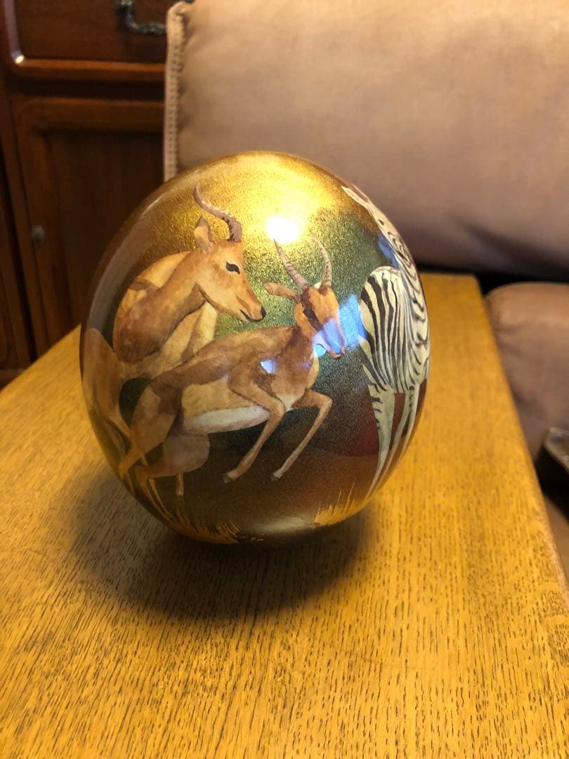 ダチョウの卵の置物