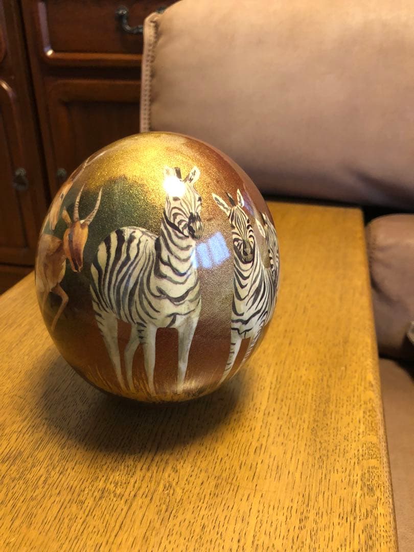 ダチョウの卵の置物