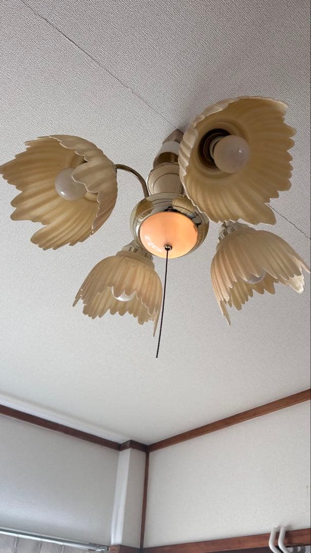 フラワーモチーフ アイボリー シャンデリア 4灯