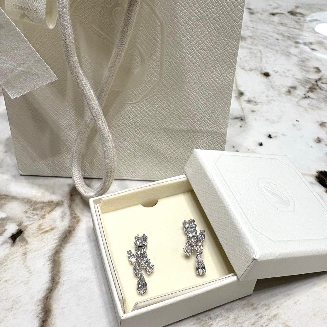 試着のみ美品　SWAROVSKI Motrixドロップピアス