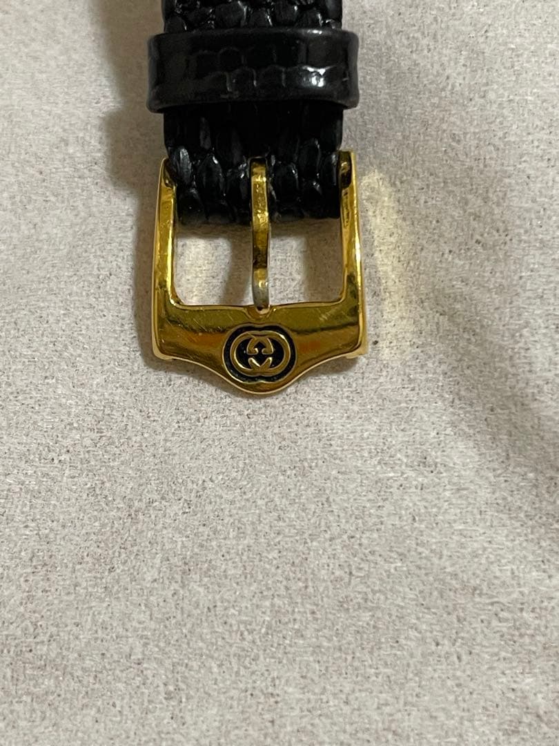 GUCCI レディース　ゴールド　ブラック レザー 腕時計　スクエア　不動