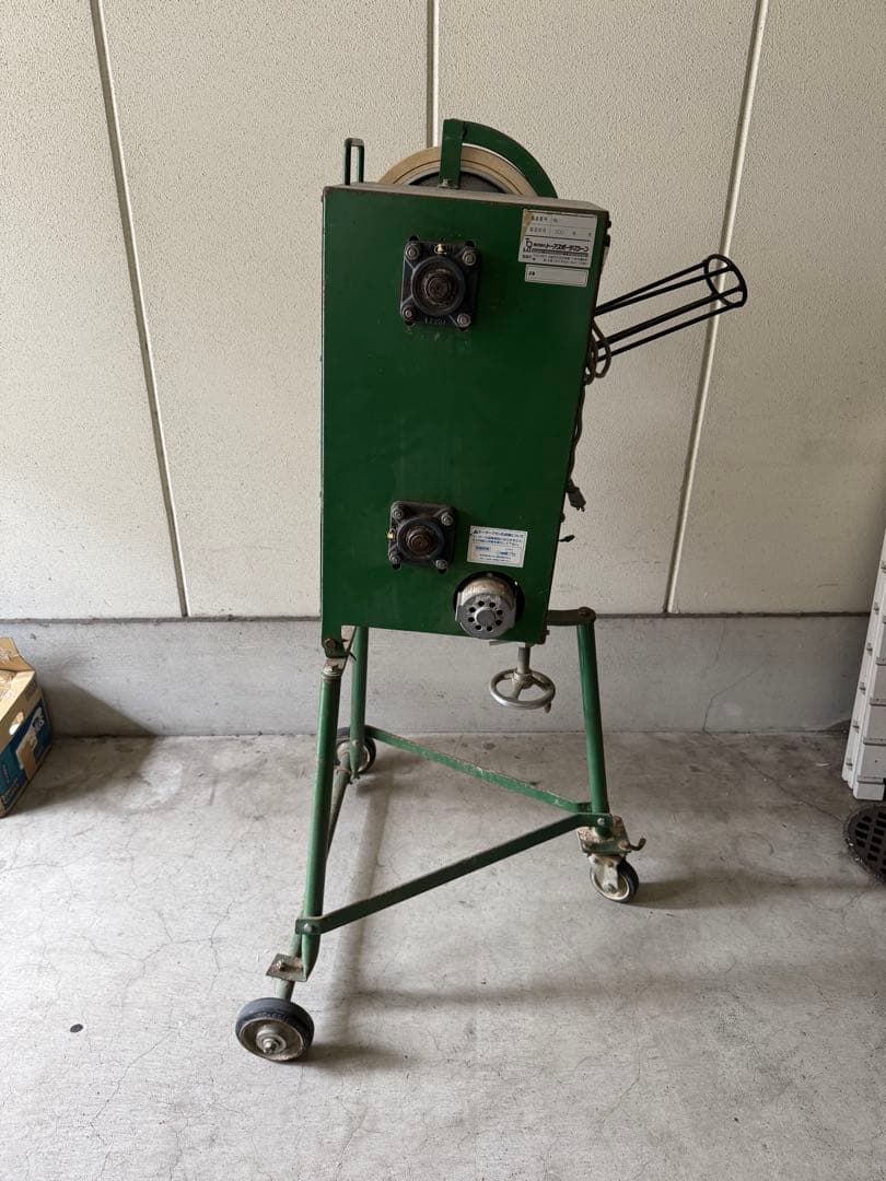 ピッチングマシン 緑色 ボール発射装置付き