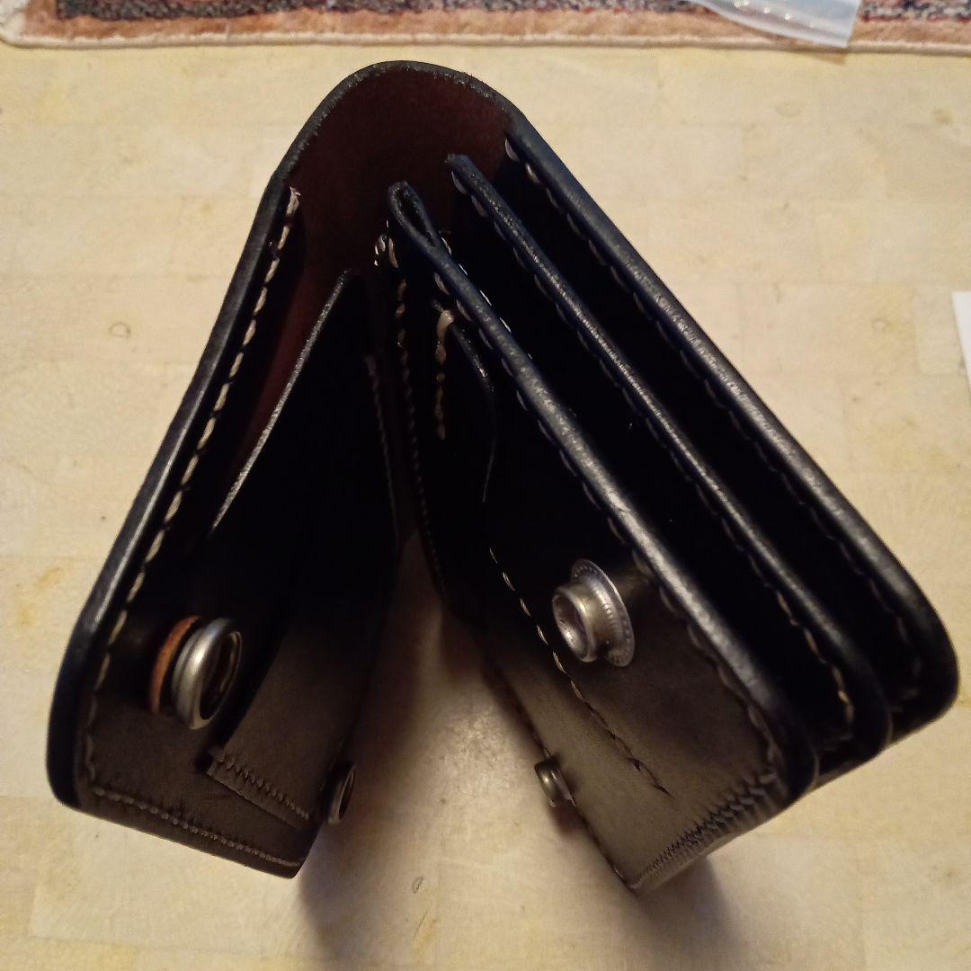 トラッカーウォレット黒レザー二つ折り財布 スタッズ付き