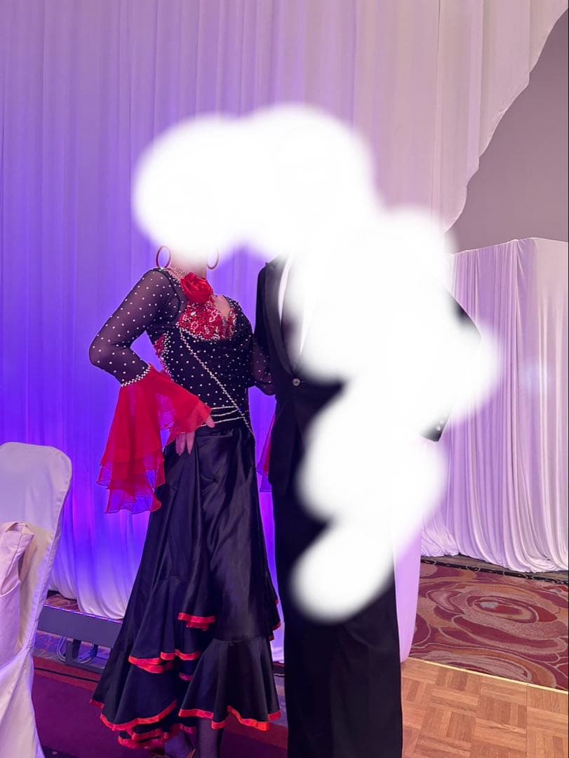 社交ダンス　パソドブレ、タンゴドレス 黒と赤 白樺ドレス