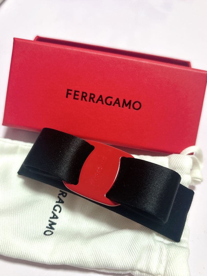 FERRAGAMO リボン型ヘアピン ブラック