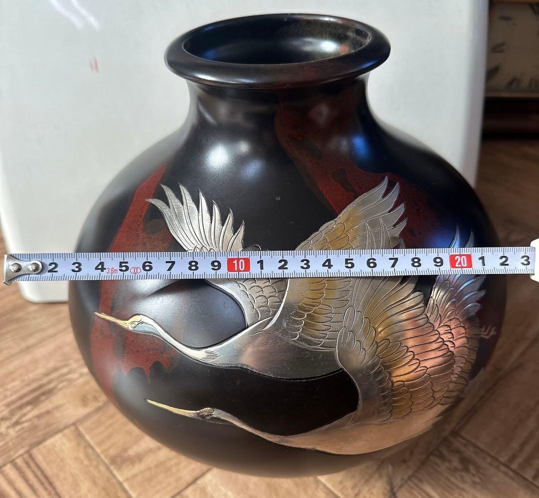 鶴の浮彫り黒い花瓶