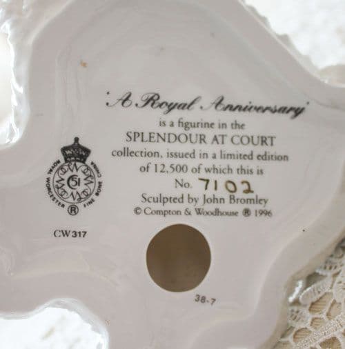 ロイヤル・ウースター　フィギュリン　　 Anniversary