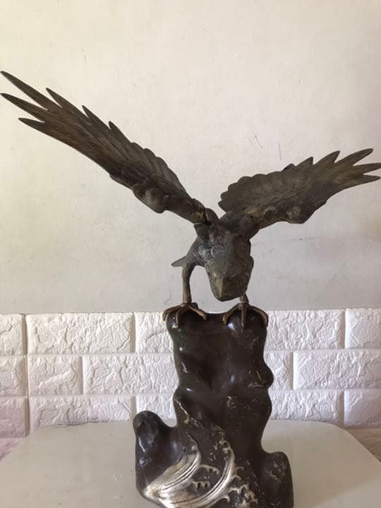 古銅製，岩上に鷹置物，古美術品，高50cm，重4400克