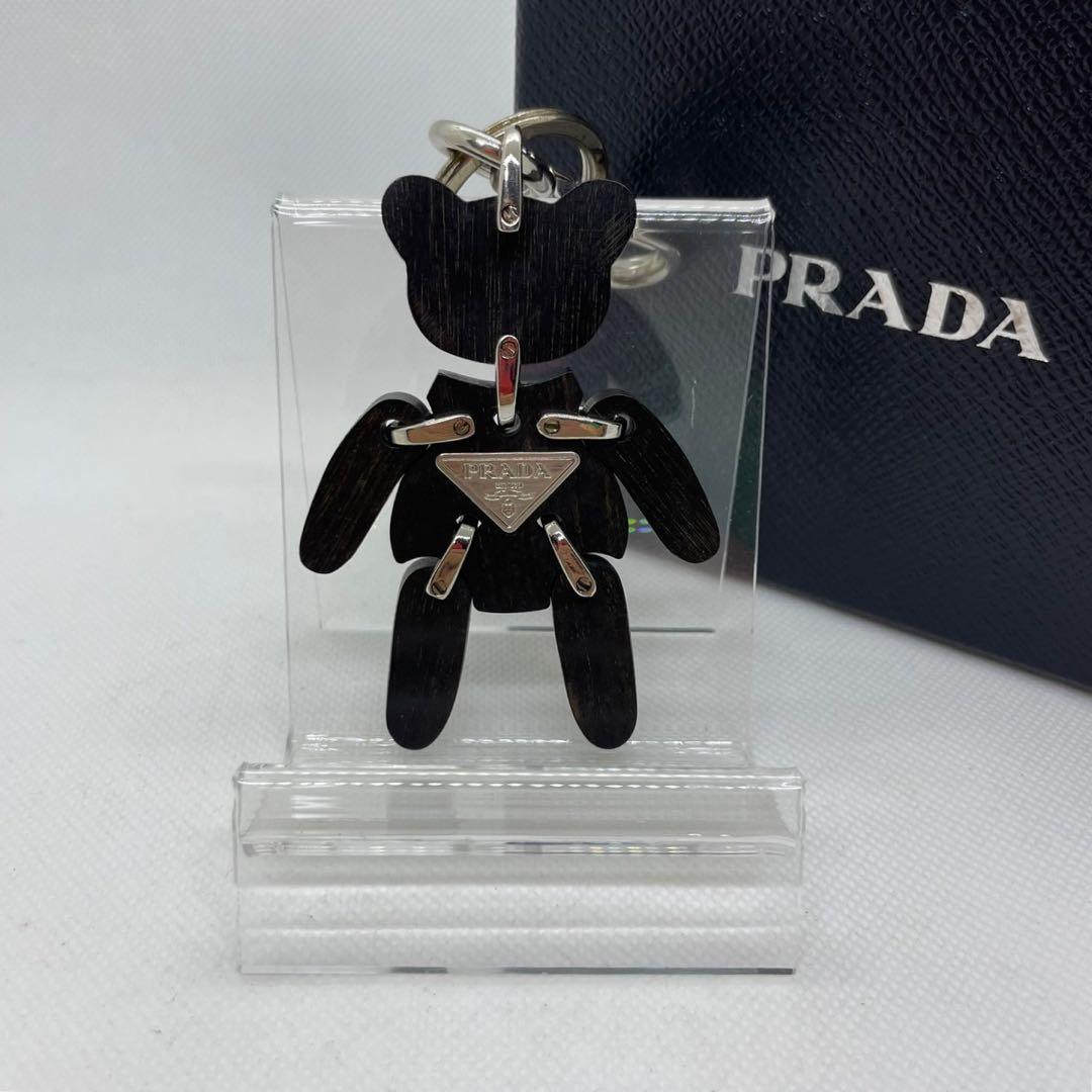 【極美品】プラダ キーホルダー チャーム ウッドチャーム 三角プレート 黒