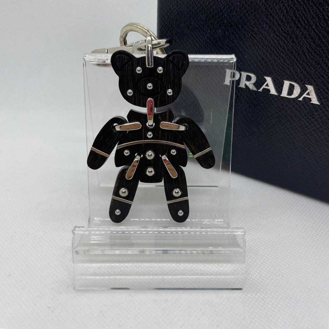 【極美品】プラダ キーホルダー チャーム ウッドチャーム 三角プレート 黒