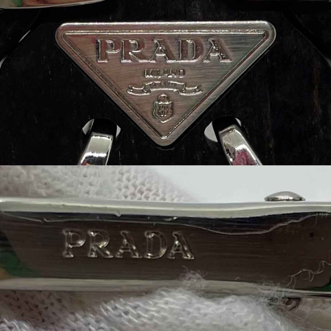 【極美品】プラダ キーホルダー チャーム ウッドチャーム 三角プレート 黒