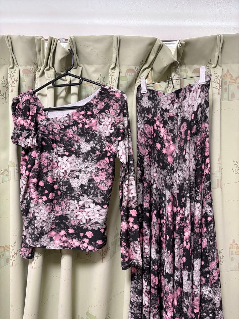 花柄長袖トップスとフレアスカートセット