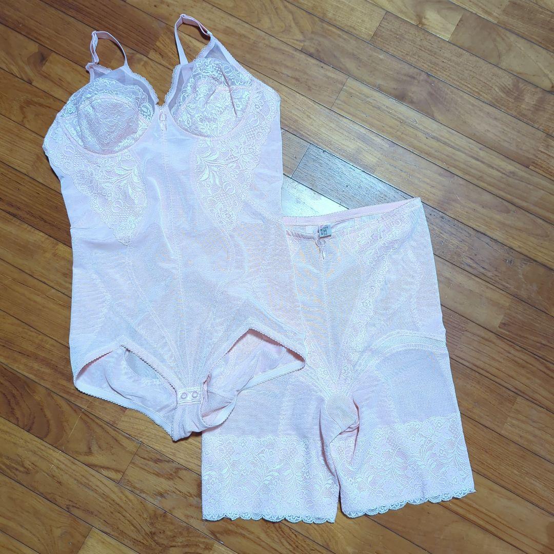 ピンク ボディスーツ A100Q レース装飾、ガードルとのセット