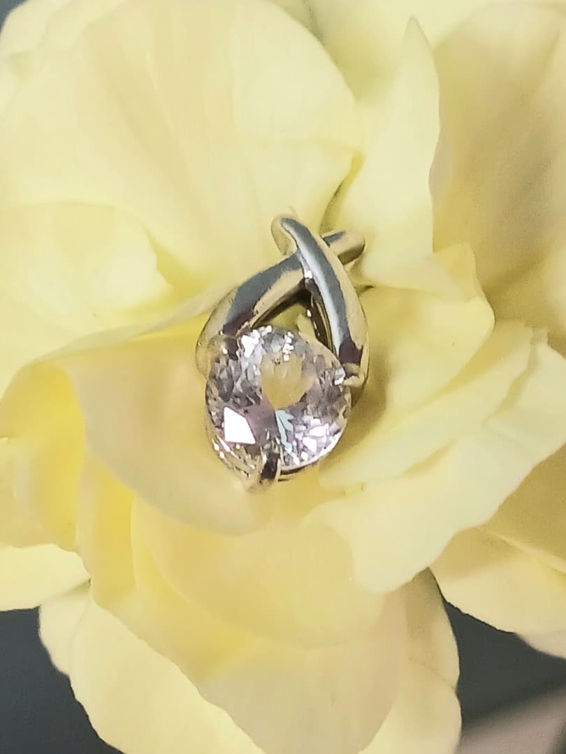 1/31迄の出品。希少石フェナカイト 18金WG クロスデザインペンダントトップ