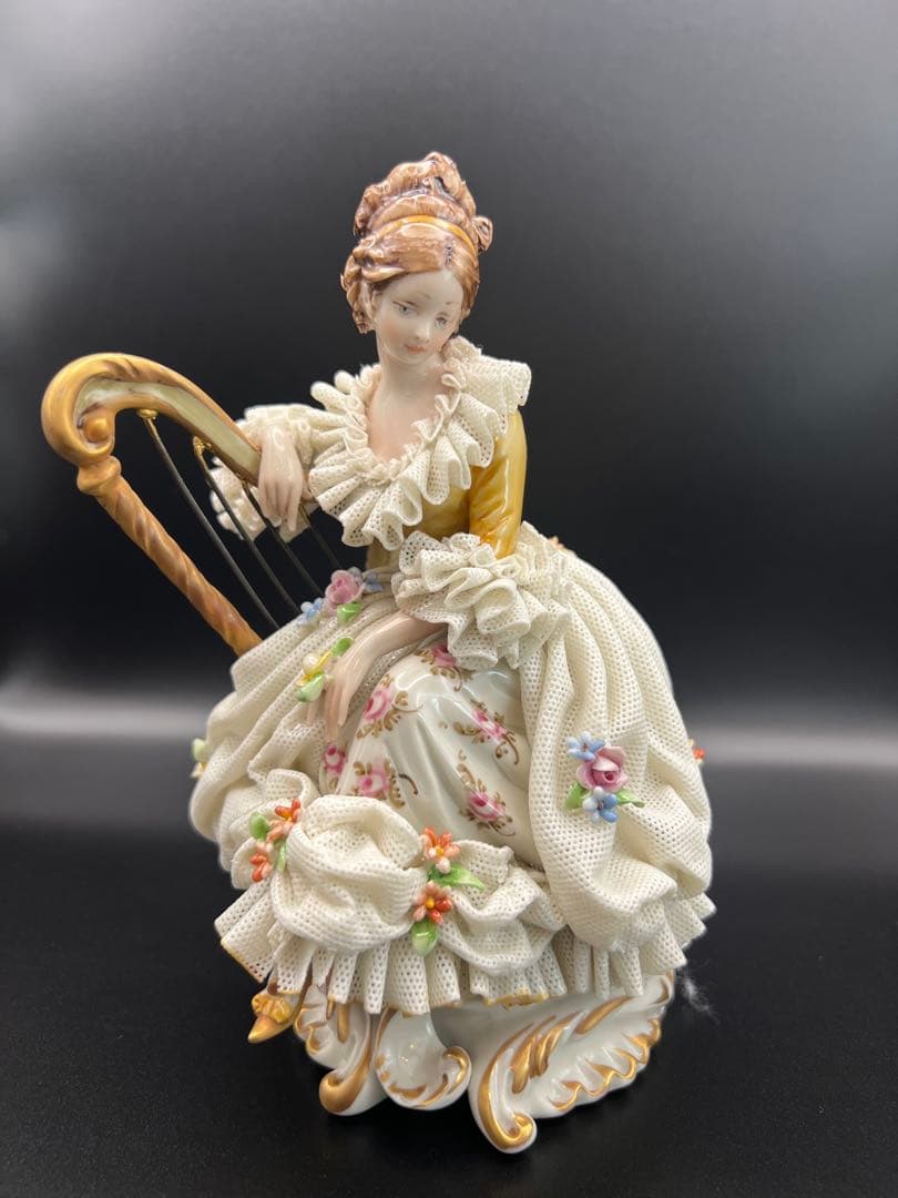 ハープを持つ女性の陶器像