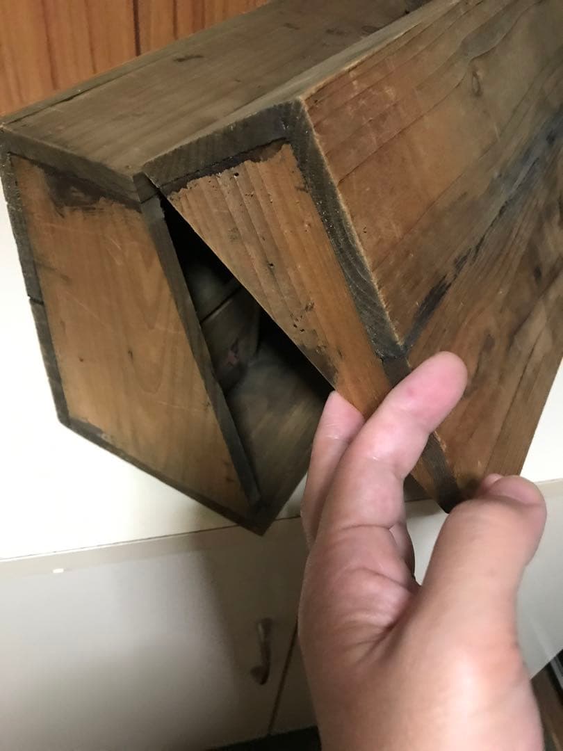 志成販売 開けると小物入れとポストカード入れになります。とじるとただの箱。です。