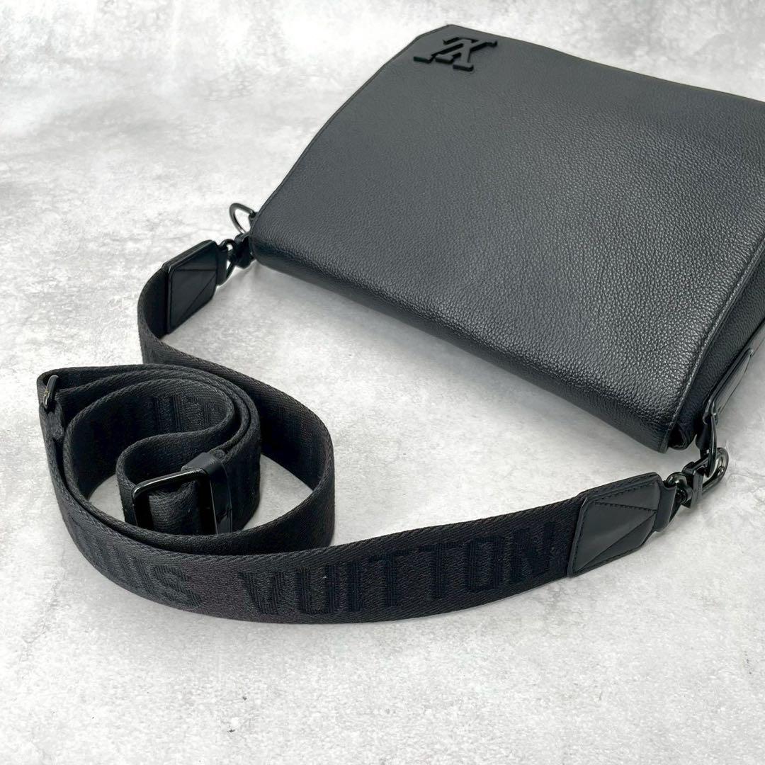 【極美品】ルイヴィトン アエログラム テイクオフメッセンジャー トリヨン 黒